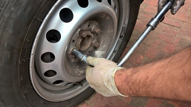 超丁寧説明 タイヤ交換 ホイールナットの締め付けトルク 規定トルク 調べ方 単位 トルクレンチの使い方
