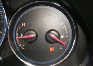 ガソリンランプ 給油ランプ 燃料ランプ 点灯 点滅 あと何キロ走れる 車のお手伝い