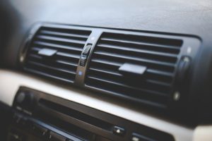 超丁寧説明 車の暖房が臭い 吹き出し口から出るイヤな臭いの原因は