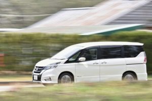 経験談 覆面パトカーの赤色灯でフロントグリルにあるやつの意味とは